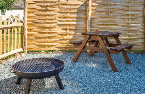 The Hideaway Hut - 1 Bed Shepherds Hut - Hereford - Photo 45