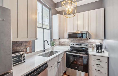 Beautiful Renovated Apartment One Block from King - Foto 7
