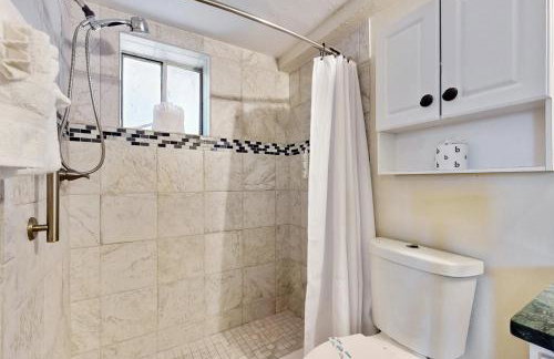 Modern oceanfront condo with outdoor pool, balcony, & washer/dryer - Foto 19