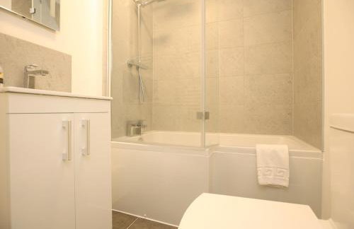 North Rd Apartment with Garden by N And N Stays Ltd, Close to vibrant Gloucester Rd with plenty of restaurants and shops near by, free on street parking - Foto 20