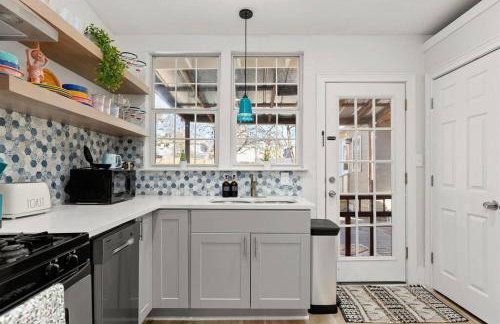 Gorgeous Home with Heated Pool In Downtown! - Foto 26