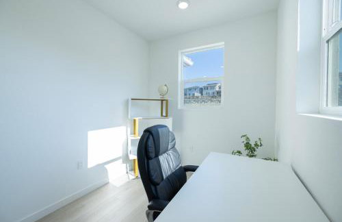 Modern Charming 4BR Home, Family Friendly, Office Space, Fast WiFi, Free Parking - Foto 25