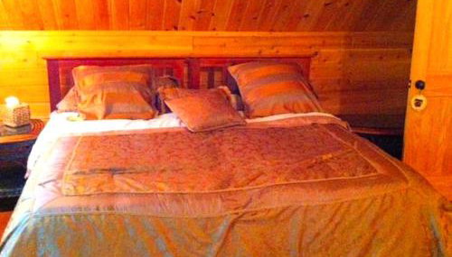 Cozy Log Cabin with a Private Hot Tub near Beartown State Forest, Massachusetts - Foto 4