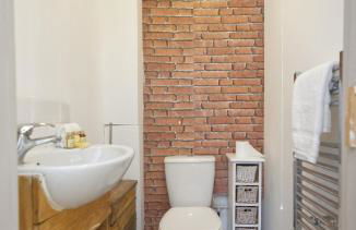 3 Bedroom Country Cottage with Private Garden - Photo 16