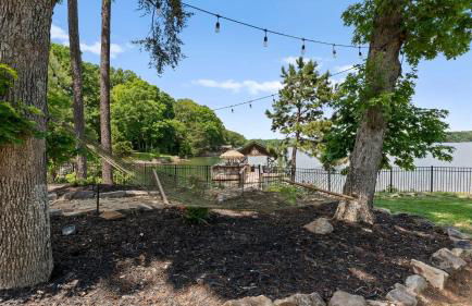 Spacious Waterfront Home on Lake Norman with Firepit Views and Dock Access - Foto 45