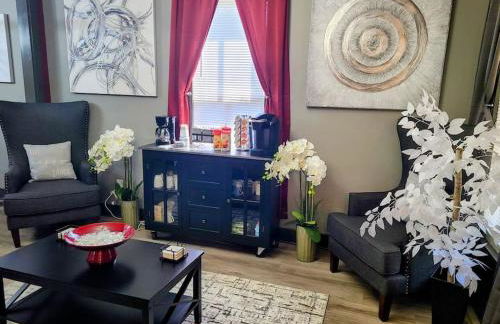 King Bed In Main Floor - Downtown Vacation Rental - Foto 37