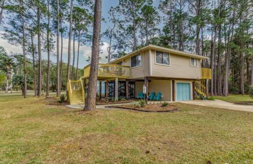 Woodsy Retreat, steps to Bay - Hot tub! - Foto 13