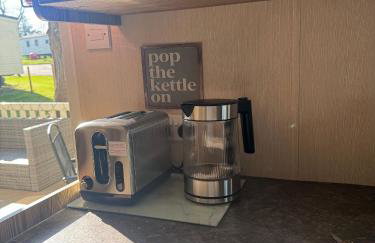 Cozy Caravan at Tower Lawn, Haggerston Castle Perfect Family Getaway - Foto 9