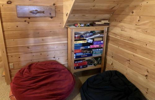 Secluded Cabin with Fireplace and Games in Lily Bay Township, Maine - Foto 57