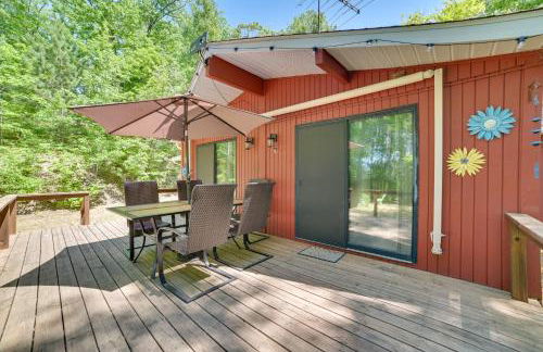 Rose City Cabin with Fire Pit and Lake Access - Foto 2