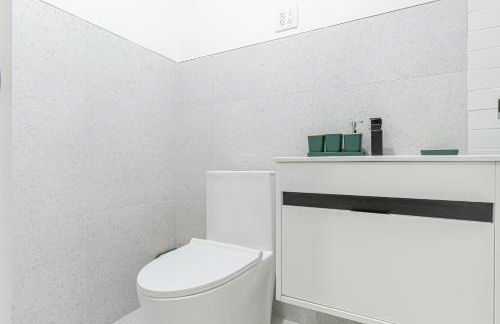 Bright Studio Duplex with Private Backyard - Foto 23