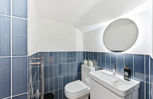 Stylish Duplex Apartment - Excellent Location - Free Parking, Virgin TV, Fast Wifi and Self-Check-In by Yoko Property - Photo 13