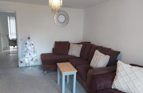 Beautiful 4-Bedroom House with Private Garden & Parking - Foto 26