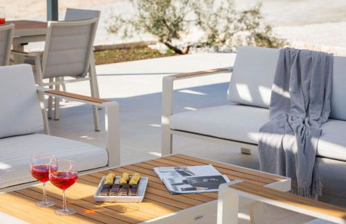 Luxury Villa Dolac near Split, airport, complete privacy, infinity heated pool - Photo 16