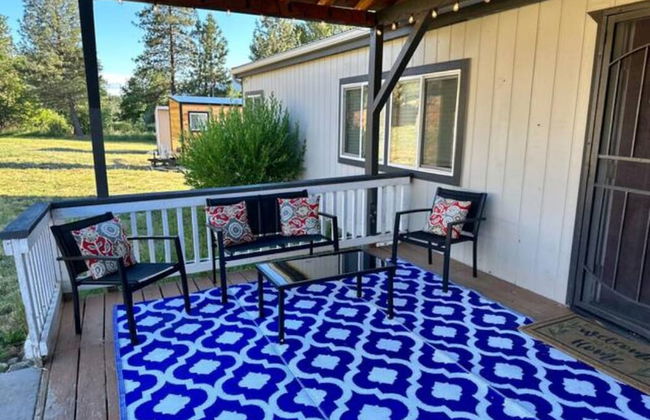 Enchanting Getaway: Farmhouse and Tiny House Duo - Foto 10