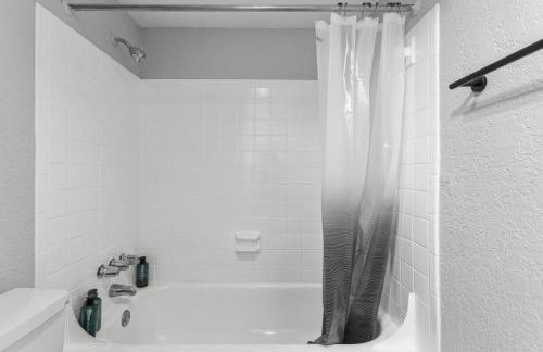 Comfortable stay near Kansas City attractions - Foto 13