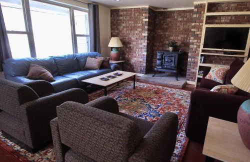 New! Lower Level Ranch Home - 10 mins to Town - Foto 1