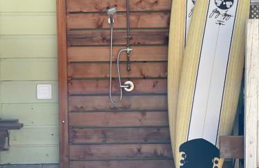 Sunlit Surf House 4BR Downtown Walk to beach - Foto 28