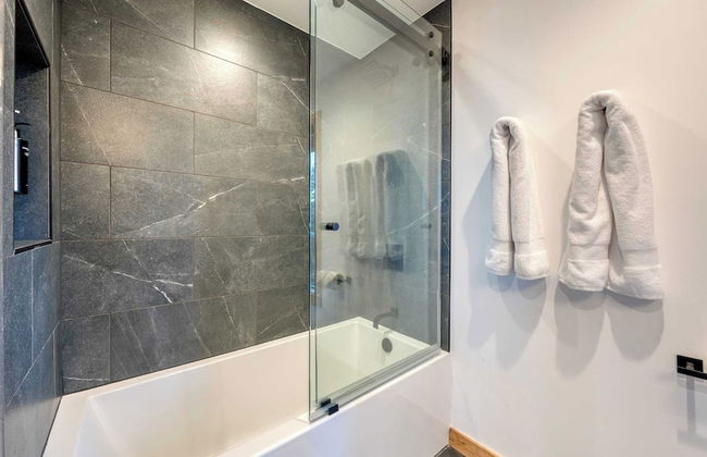 Lake View, Firepit, Game Room Remodeled Lake Tahoe Luxury Cabin by Avantstay - Foto 73