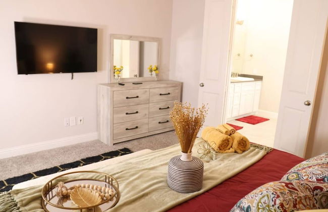 Spacious Home w Putting Green -for Extended Stays - Photo 27