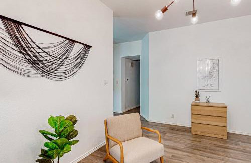 Beautiful dog-friendly home with fireplace, large yard, hammock, W/D, and AC - Foto 7