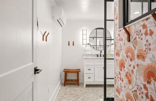 Couples Retreat with Hot Tub, Beach Cruisers, Spa Bath - Foto 31