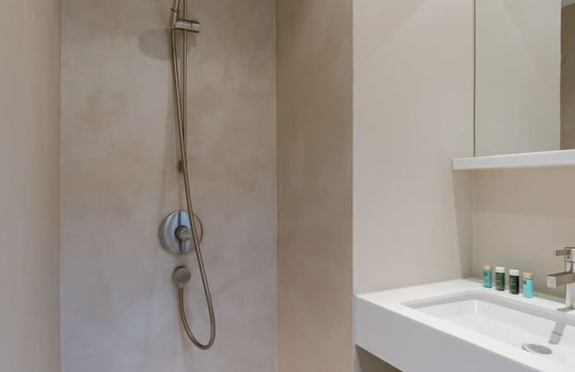 Modern Apartment With Terraces and Parking - Photo 16