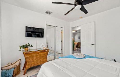 Beachside Escape Poolhouse w Game Room, Grill - Foto 39