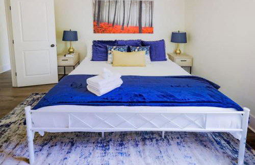 Manchaca 4 bedroom sleeps 10 Pool and Hot tub - Photo 1