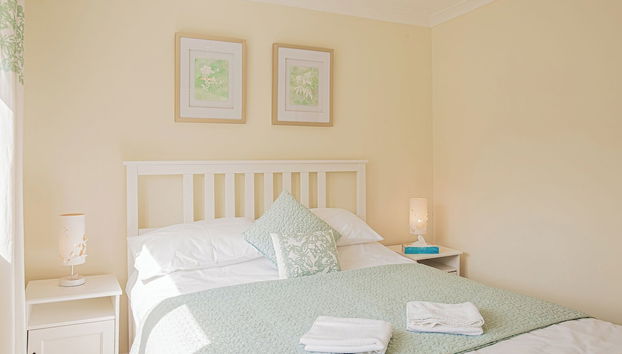 Central 2BD with Garden and Free Parking - Foto 2, Habitación