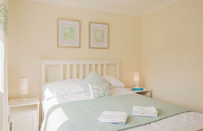 Central 2 Bed House w/ Garden and Free Parking! - Photo 3