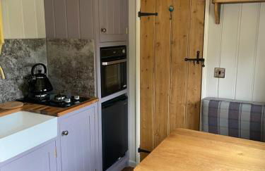 The Old Post Office - Luxurious Shepherds Hut 'Far From the Madding Crowd' based in rural Dorset. - Photo 5