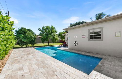 Boho Tiki Villa w Heated Saltwater Pool, King Beds & 6TVs - Photo 46