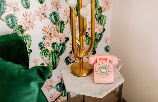 2 Rooms, Sleeps 8 Retro Hotel w/ Pool Wesley King Studio Buyout by Avantstay - Foto 23