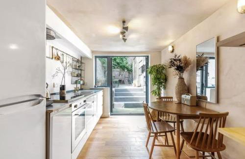 Modern flat with KING bed, garden & outdoor dining - Foto 24