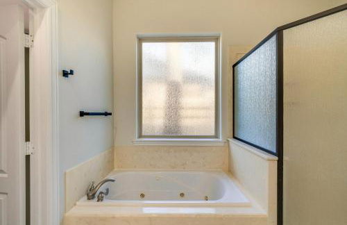 Spacious and Modern Home in Montgomery with Deck! - Foto 16