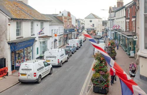 2 Central, spacious, apartment with private patio - Photo 9