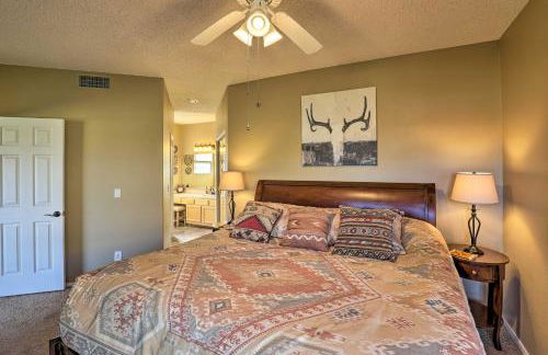 Serene Desert Escape with Porch and Resort-Style Perks - Foto 13