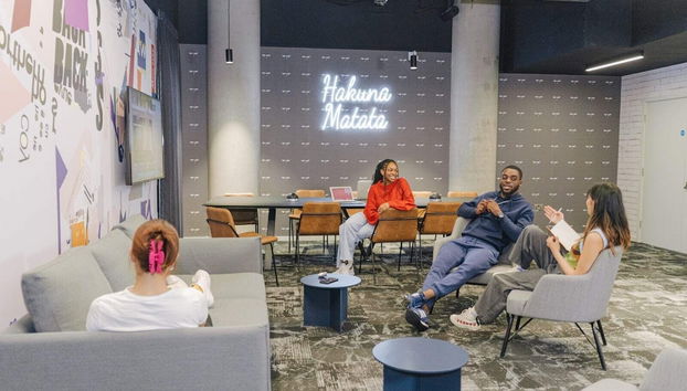 Coin salon dans le hall