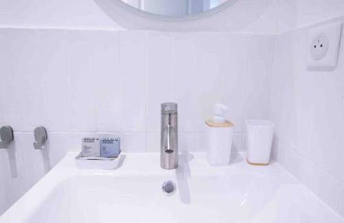 Le Joli Appartement - Parking Gratuit, Wifi, RER C Choisy-le-Roi - Foto 9