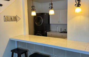Spacious 4 BR 2BA Home with Bar and Fenced Yard - Foto 18