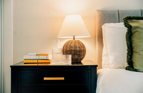 Modern Central 2 Bed Apartment with Parking - Photo 39