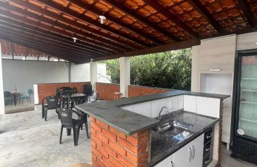 Casa com PISCINA no Centro - Foto 2