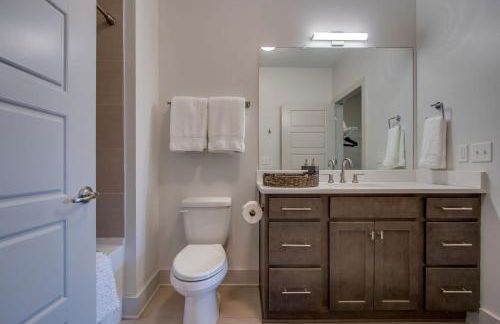 New East Nash - King Bed Short Drive to Dwntwn - Foto 20