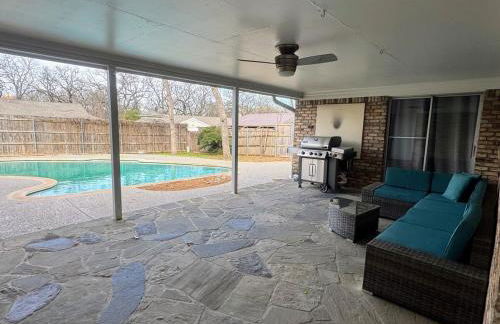 4-Bedroom Home with Private Pool in Euless - Foto 22