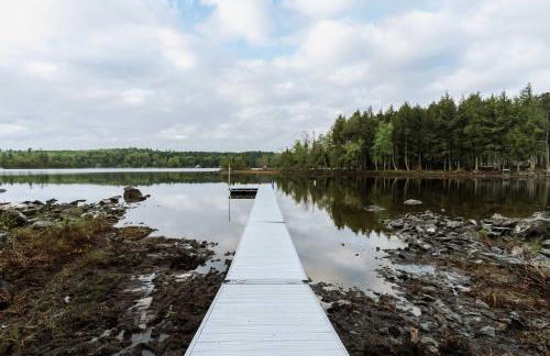 Waterfront Sebec Lake Home with Yard and Fire Pit - Foto 2