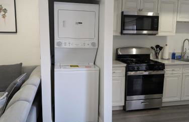 Modern 2BR Condo with King Bed & Balcony near LA - Foto 49