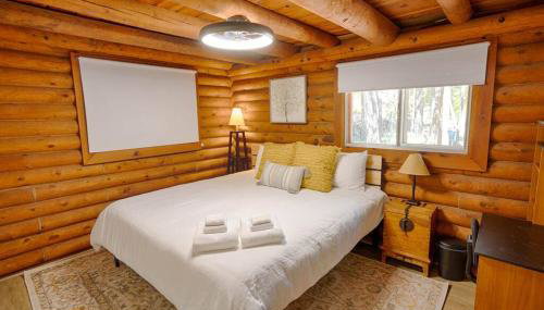 Charming Log Cabin in Tall Pines with Fire Pit Near Trails & Lake - Foto 2