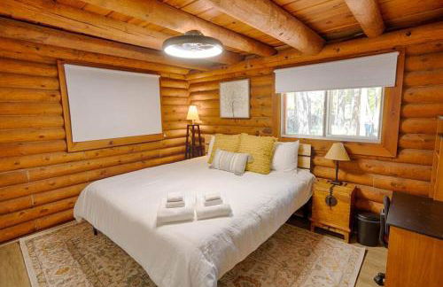 Charming Log Cabin in Tall Pines with Fire Pit Near Trails & Lake - Foto 2