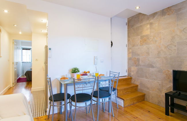 JOIVY Cosy 1-bed flat w/balcony in Alfama, moments from the Port - Foto 16